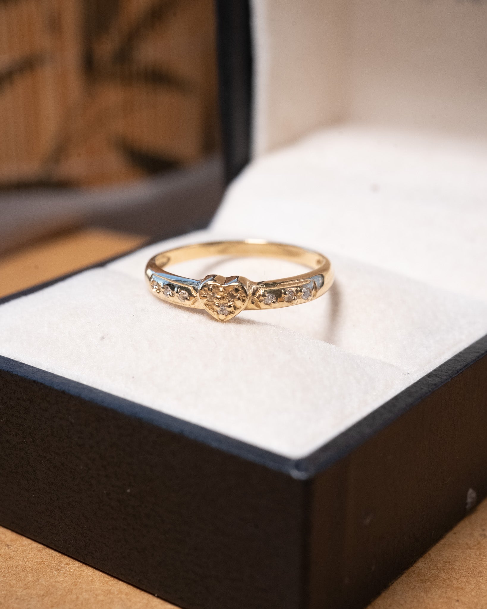 Anel coração em ouro amarelo com diamantes brancos de 0.01ct cada.