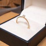 Anel solitário princess em ouro branco com safiras brancas e peso de 1.0g e aro 20