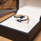Anel Vivara em ouro rosê com diamantes negros de 0.01ct e dois topázios London gota de 0.40ct cada aro 20 peso 3.0g