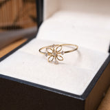 Anel fadinha flor em ouro amarelo com diamantes brancos de 0.01ct cada e aro 17 e peso 0.8g