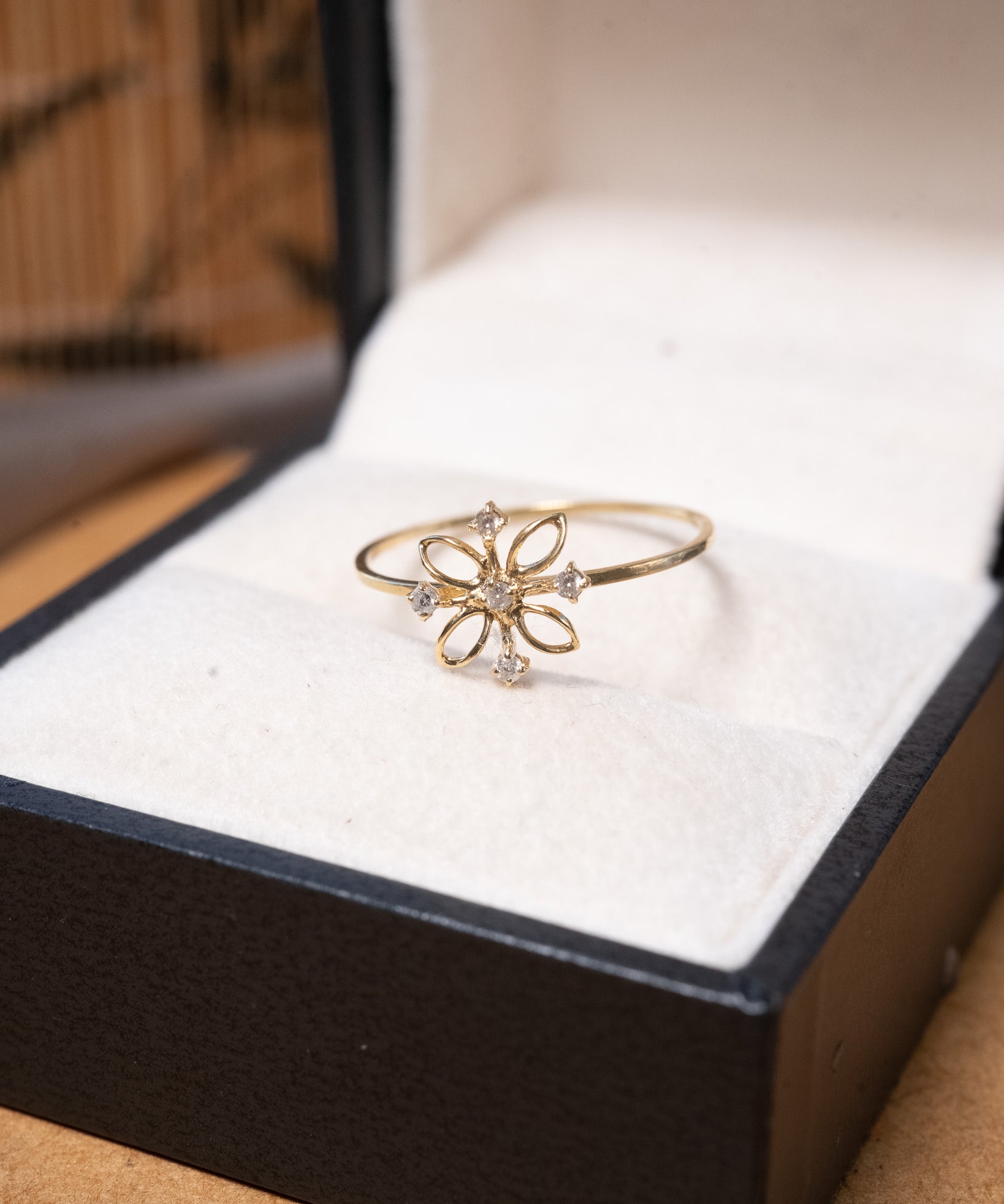 Anel fadinha flor em ouro amarelo com diamantes brancos de 0.01ct cada e aro 17 e peso 0.8g