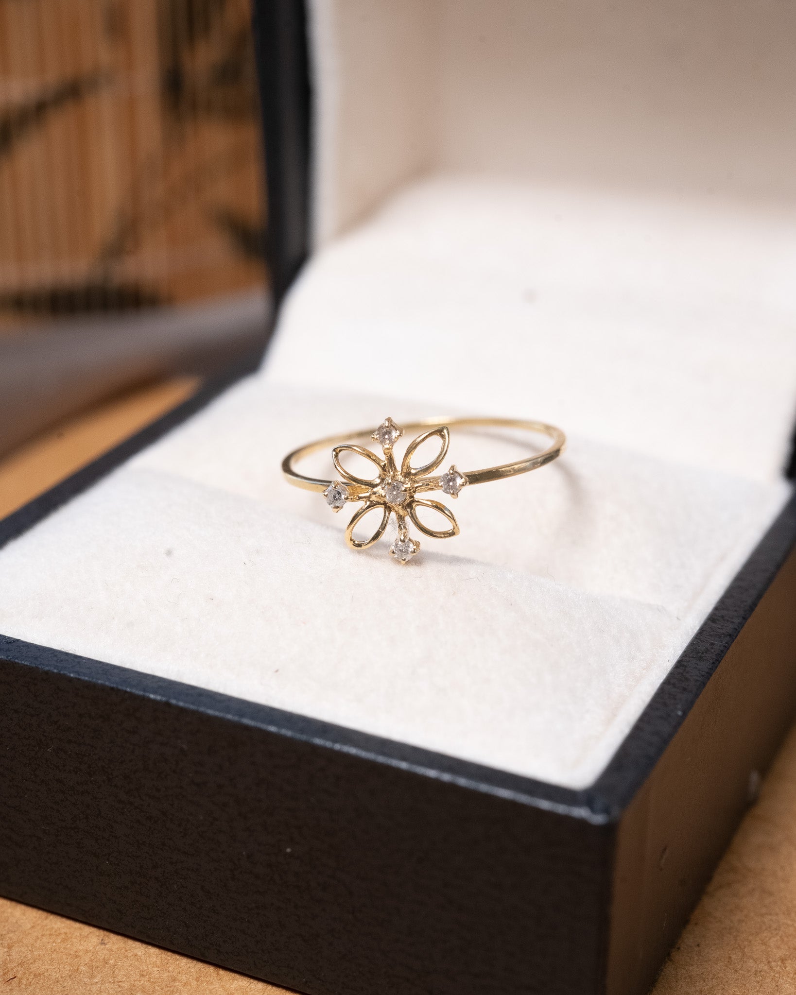 Anel fadinha flor em ouro amarelo com diamantes brancos de 0.01ct cada e aro 17 e peso 0.8g