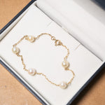 Pulseira Cartier em ouro amarelo com pérolas de 6mm e 19cm de comprimento e 1.2mm de espessura.