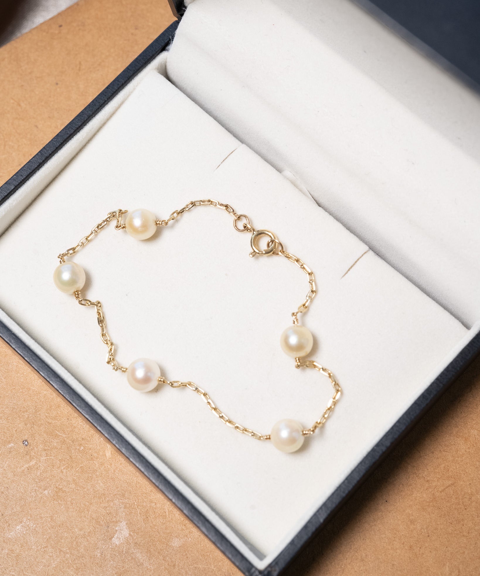 Pulseira Cartier em ouro amarelo com pérolas de 6mm e 19cm de comprimento e 1.2mm de espessura.