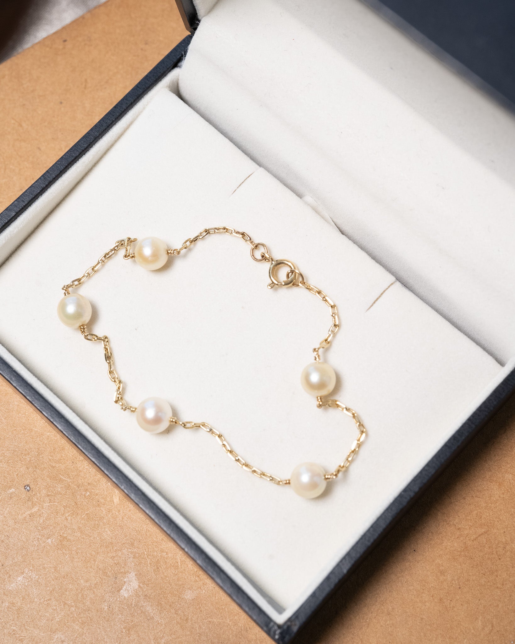 Pulseira Cartier em ouro amarelo com pérolas de 6mm e 19cm de comprimento e 1.2mm de espessura.