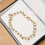 Pulseira de elos em ouro amarelo com 18.5cm de comprimento e 6mm de espessura e peso de 2.6g.