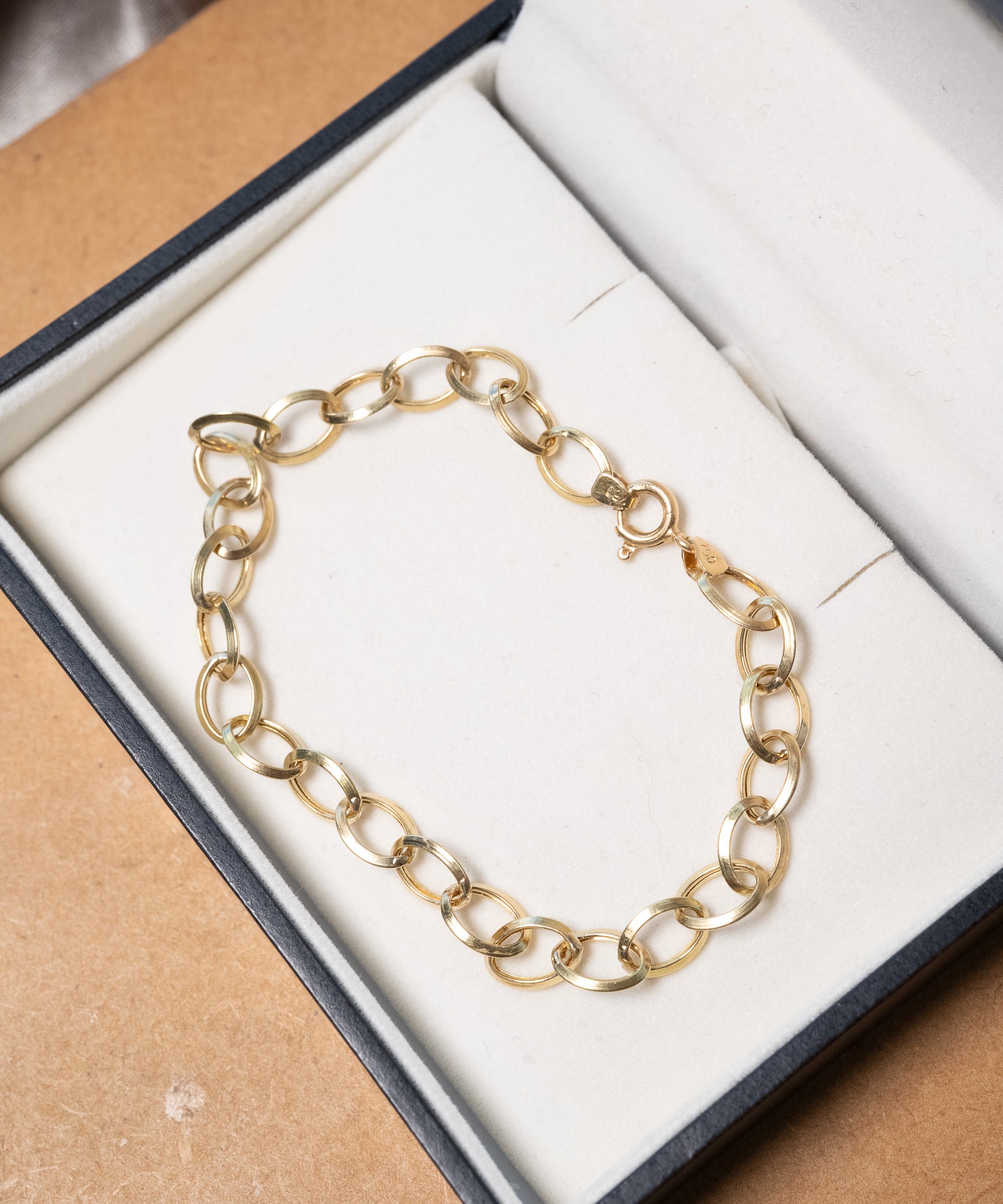 Pulseira de elos em ouro amarelo com 18.5cm de comprimento e 6mm de espessura e peso de 2.6g.