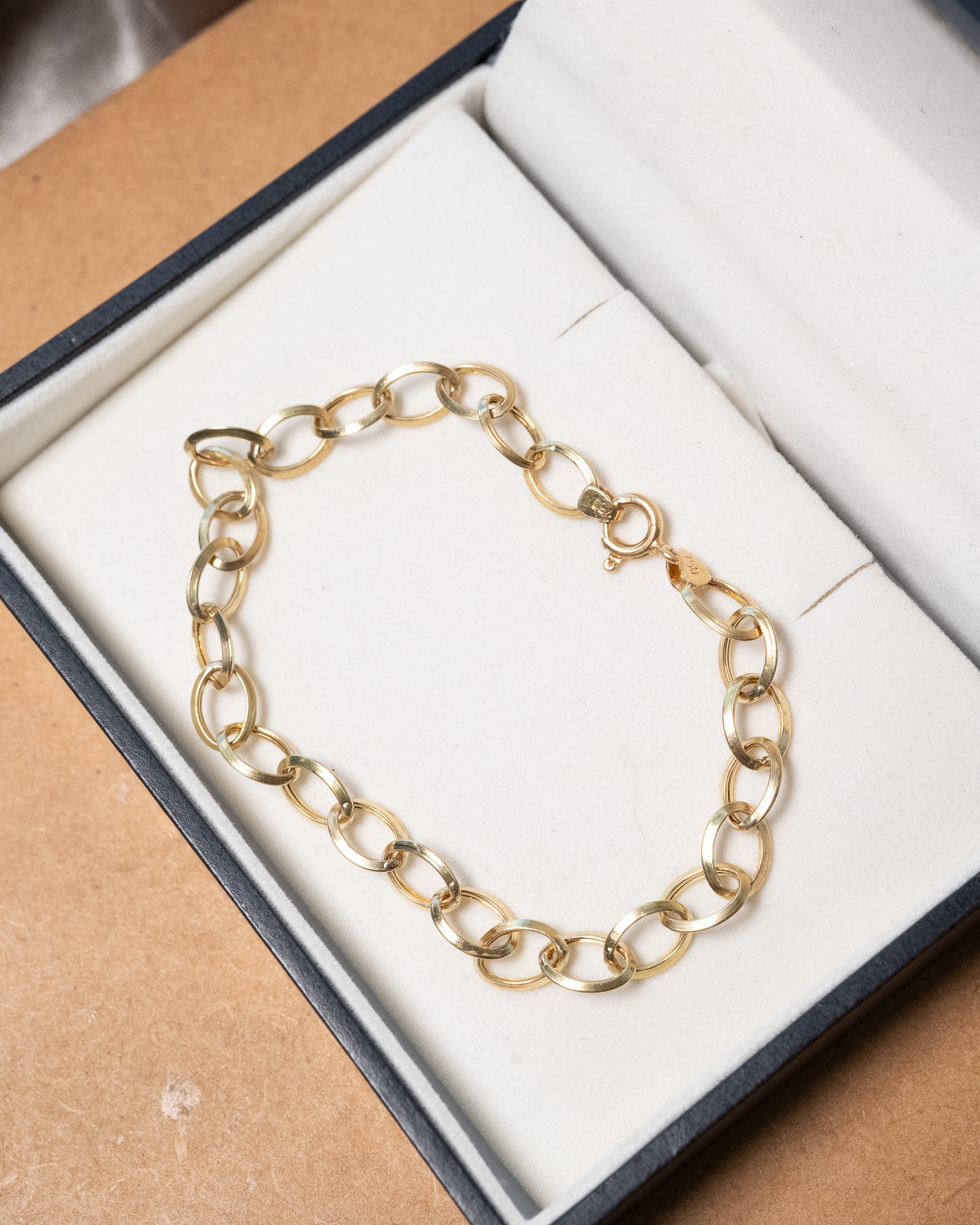 Pulseira de elos em ouro amarelo com 18.5cm de comprimento e 6mm de espessura e peso de 2.6g.
