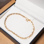 Pulseira trançada em ouro amarelo com 18cm de comprimento e 3mm de espessura.