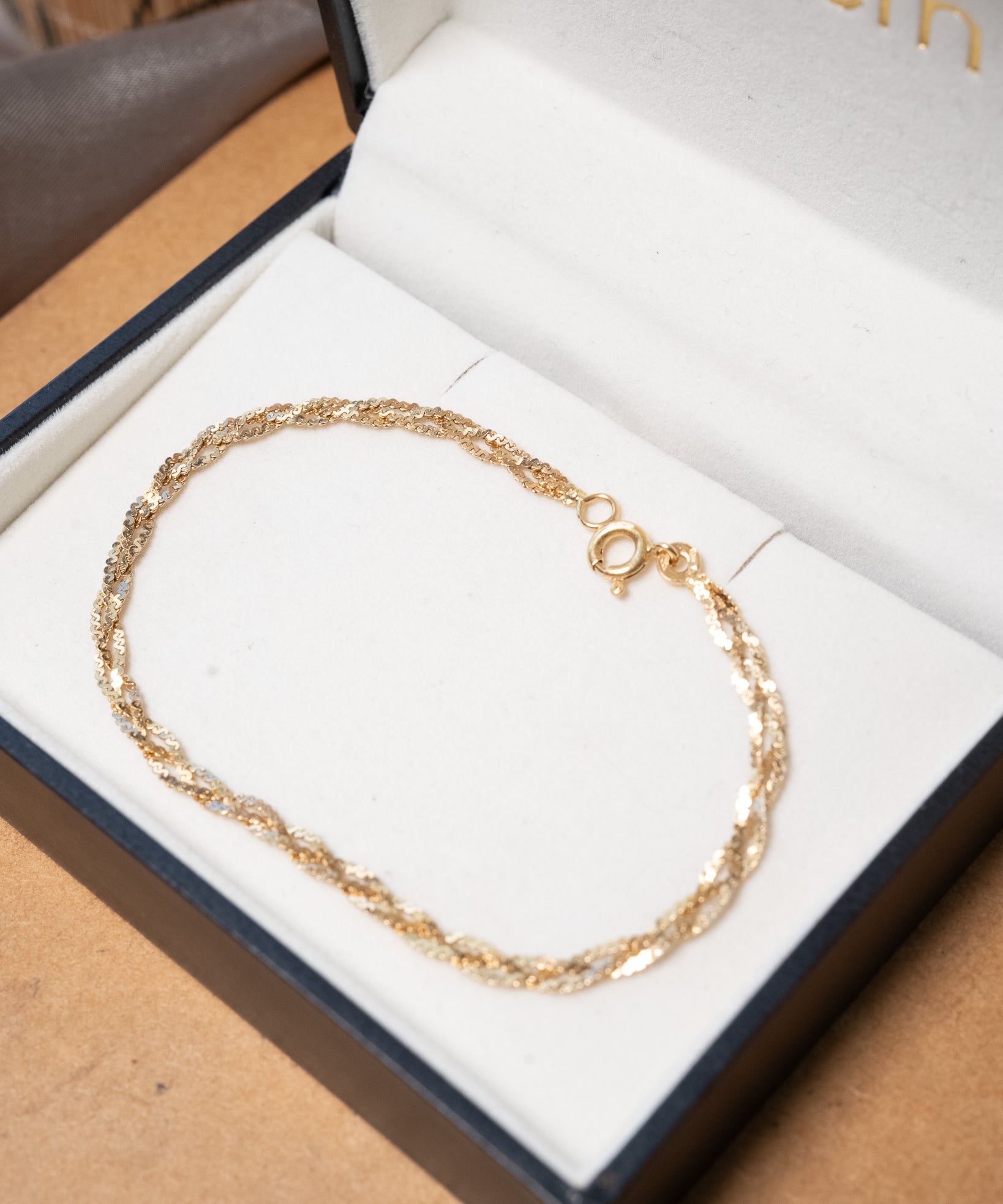 Pulseira trançada em ouro amarelo com 18cm de comprimento e 3mm de espessura.