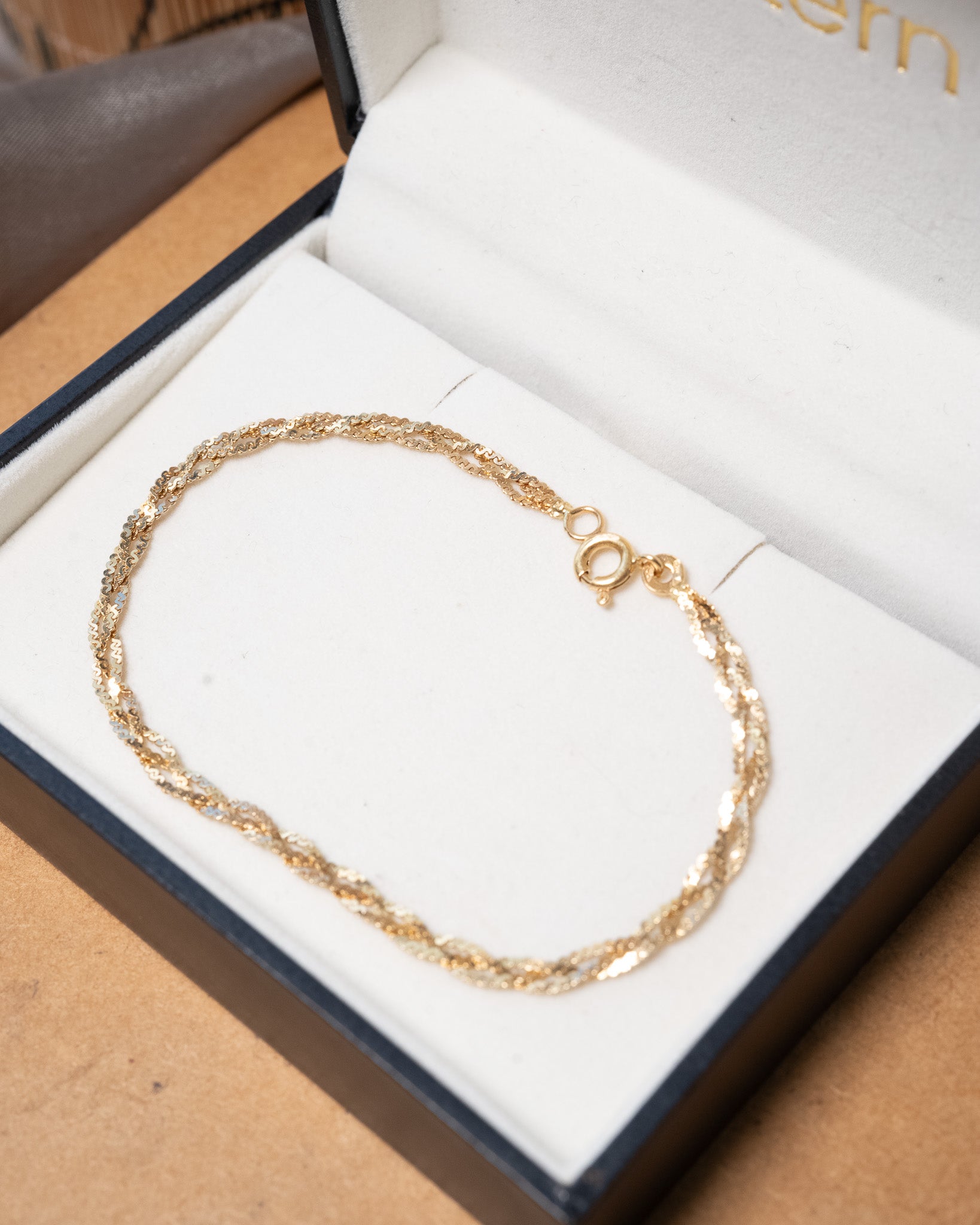 Pulseira trançada em ouro amarelo com 18cm de comprimento e 3mm de espessura.