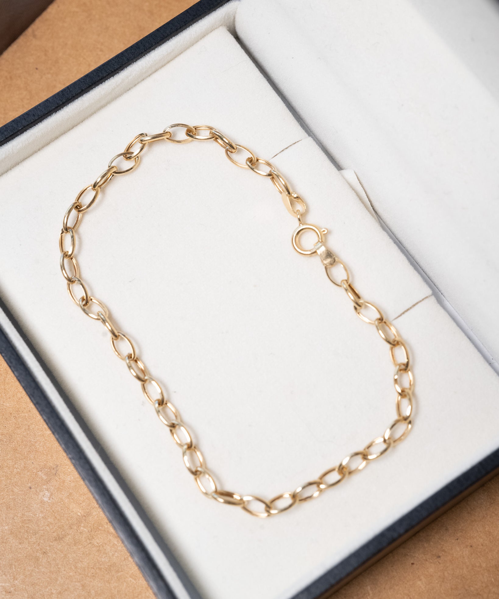 Pulseira de elos delicada em ouro amarelo com 1.6g 19cm de comprimento e 0.3cm de espessura.