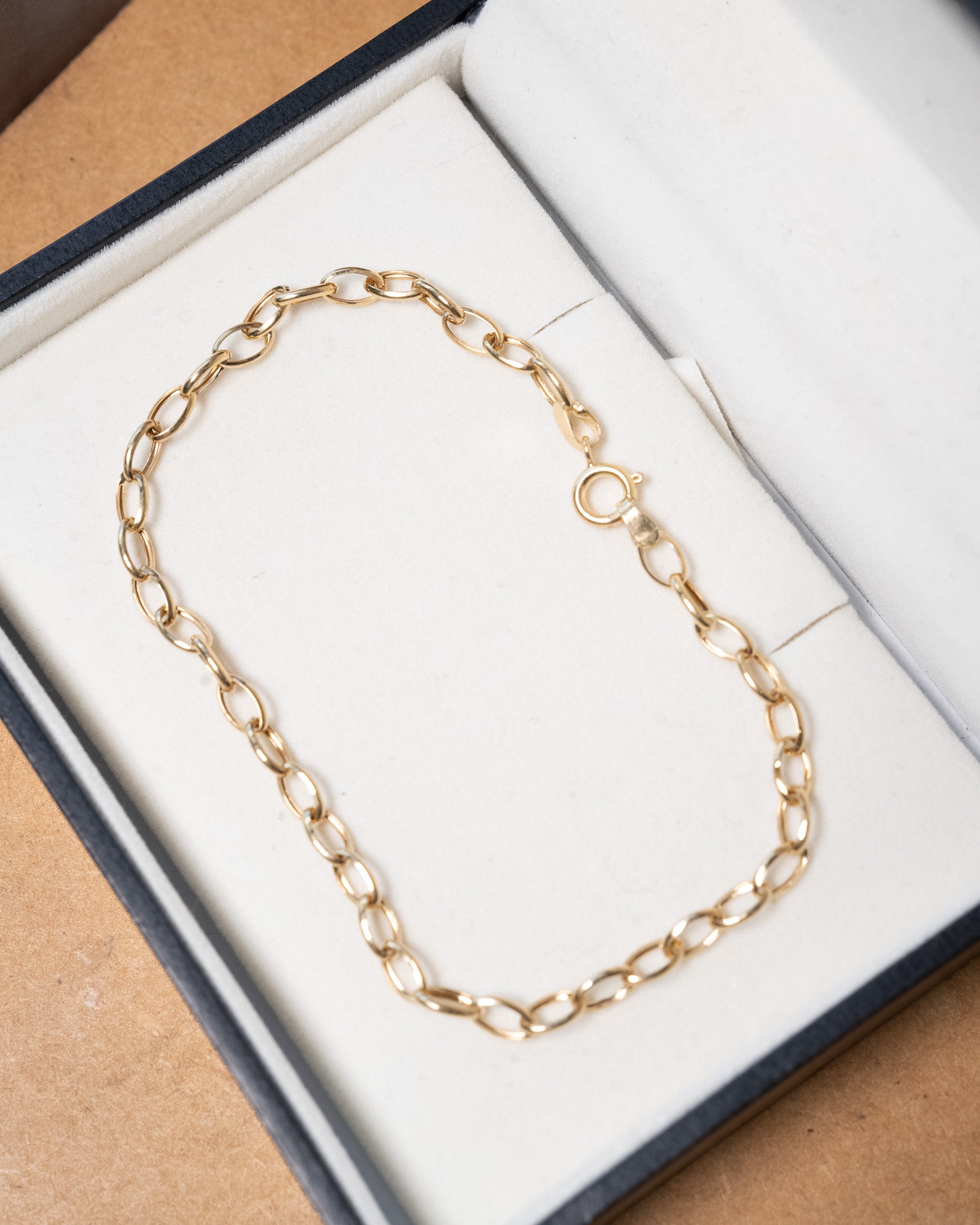 Pulseira de elos delicada em ouro amarelo com 1.6g 19cm de comprimento e 0.3cm de espessura.