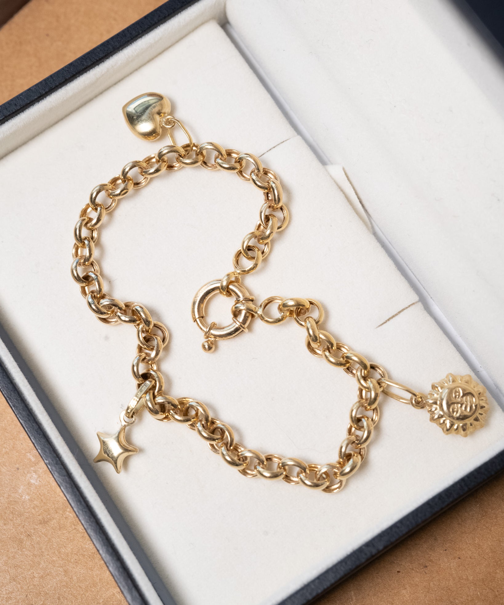 Pulseira de elos portugueses em ouro amarelo 20cm e 6.4g com pingentes e espessura de 0.5cm