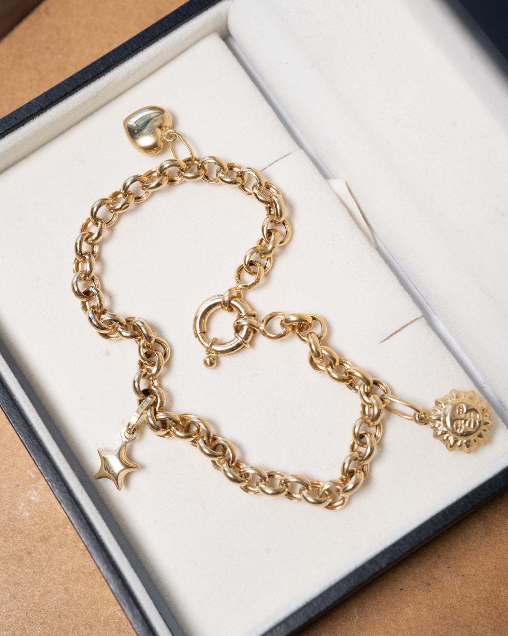 Pulseira de elos portugueses em ouro amarelo 20cm e 6.4g com pingentes e espessura de 0.5cm