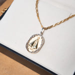 Pingente de Nossa Senhora Aparecida em ouro amarelo e branco com 3.0g 2.8cm de comprimento e 1.0cm de largura.