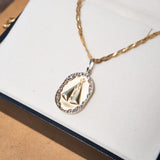 Pingente de Nossa Senhora Aparecida em ouro amarelo e branco com 3.0g 2.8cm de comprimento e 1.0cm de largura.