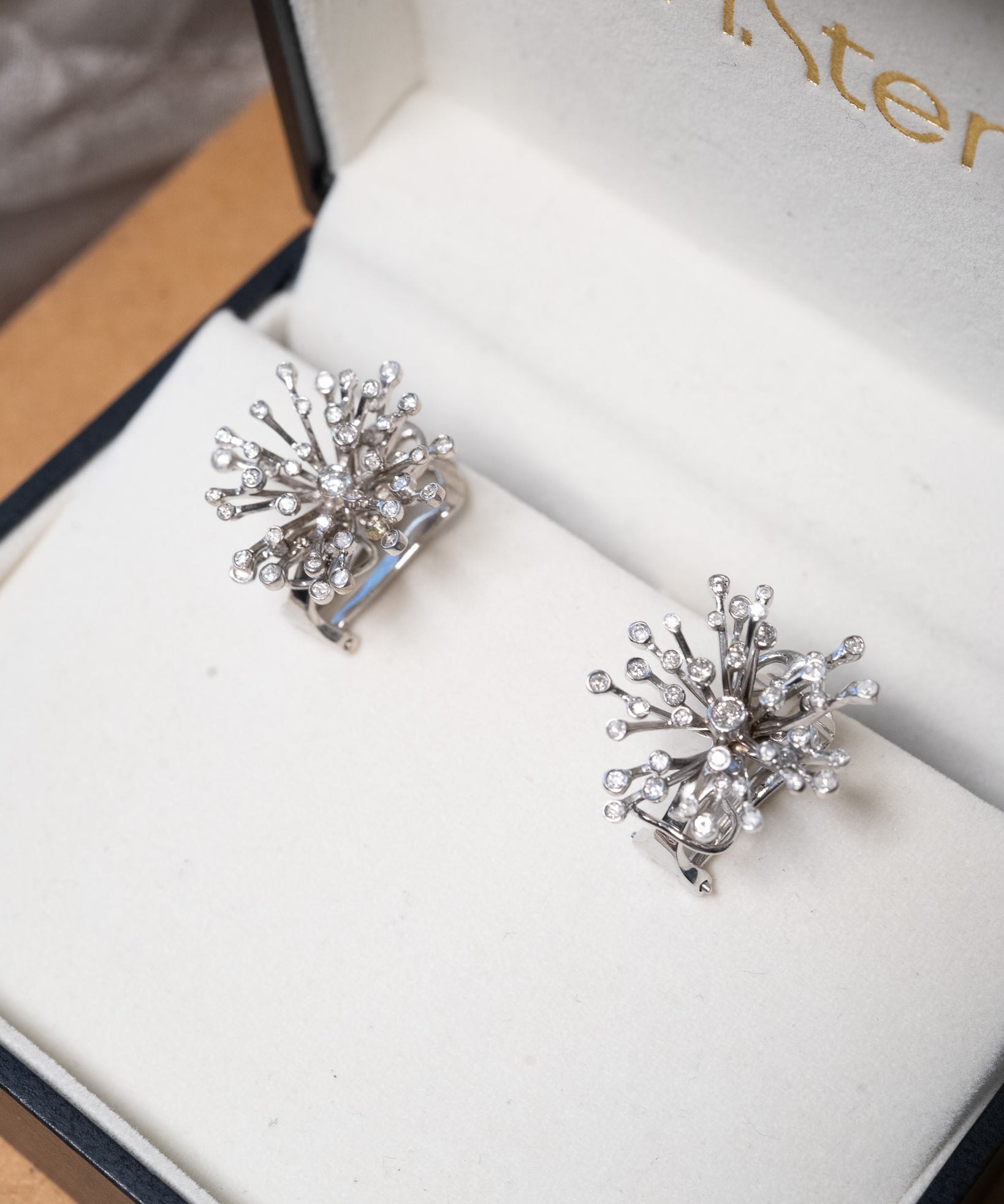 Brincos Shine em ouro branco com diamantes. Peso 9.3g e tamanho 2.0cm por 2.0cm