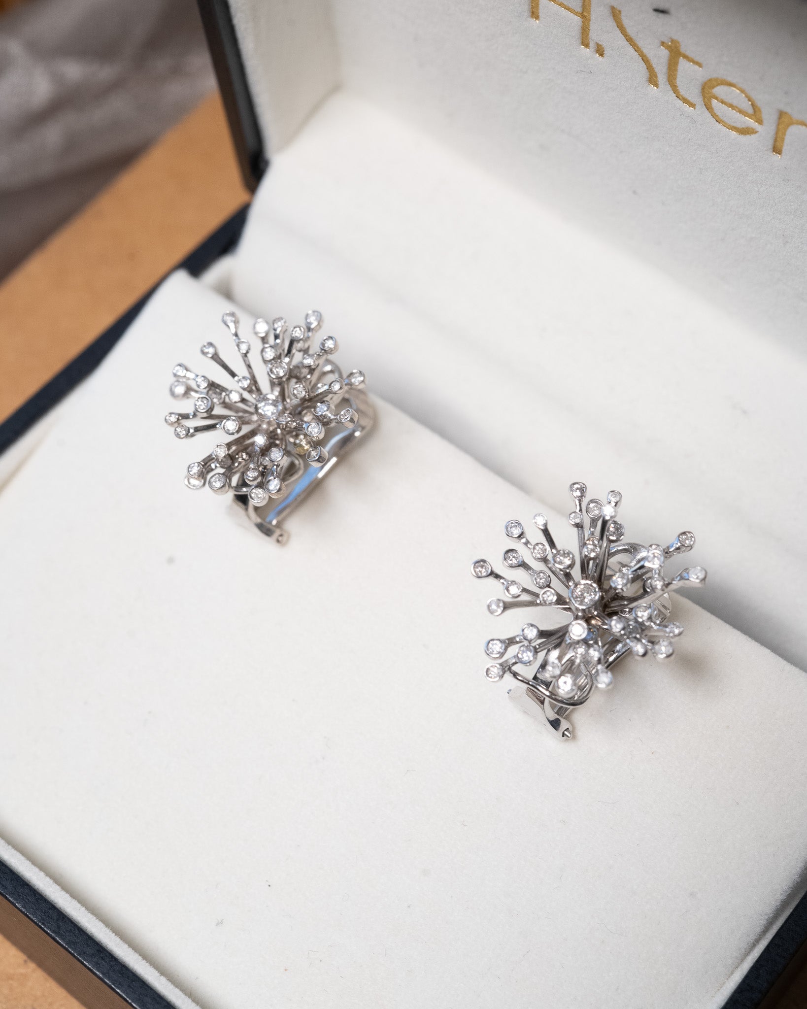 Brincos Shine em ouro branco com diamantes. Peso 9.3g e tamanho 2.0cm por 2.0cm