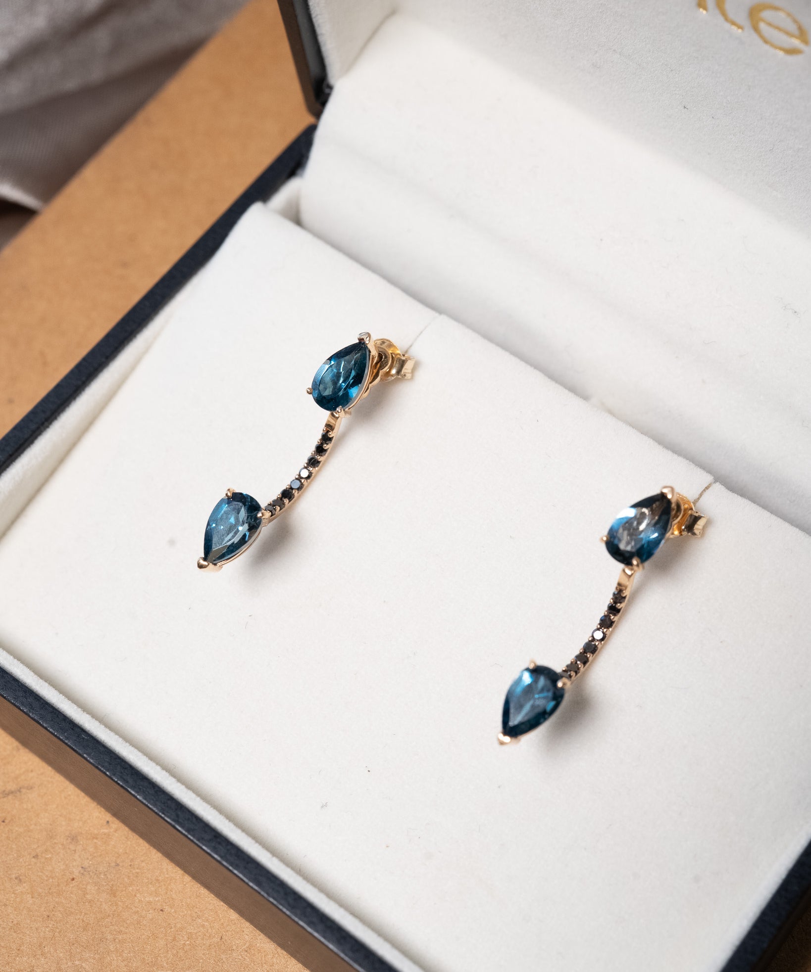 Brincos pendente Vivara em ouro rosê com diamantes e topázio London medem 3.0cm por 0.5cm e pesam 4.2g