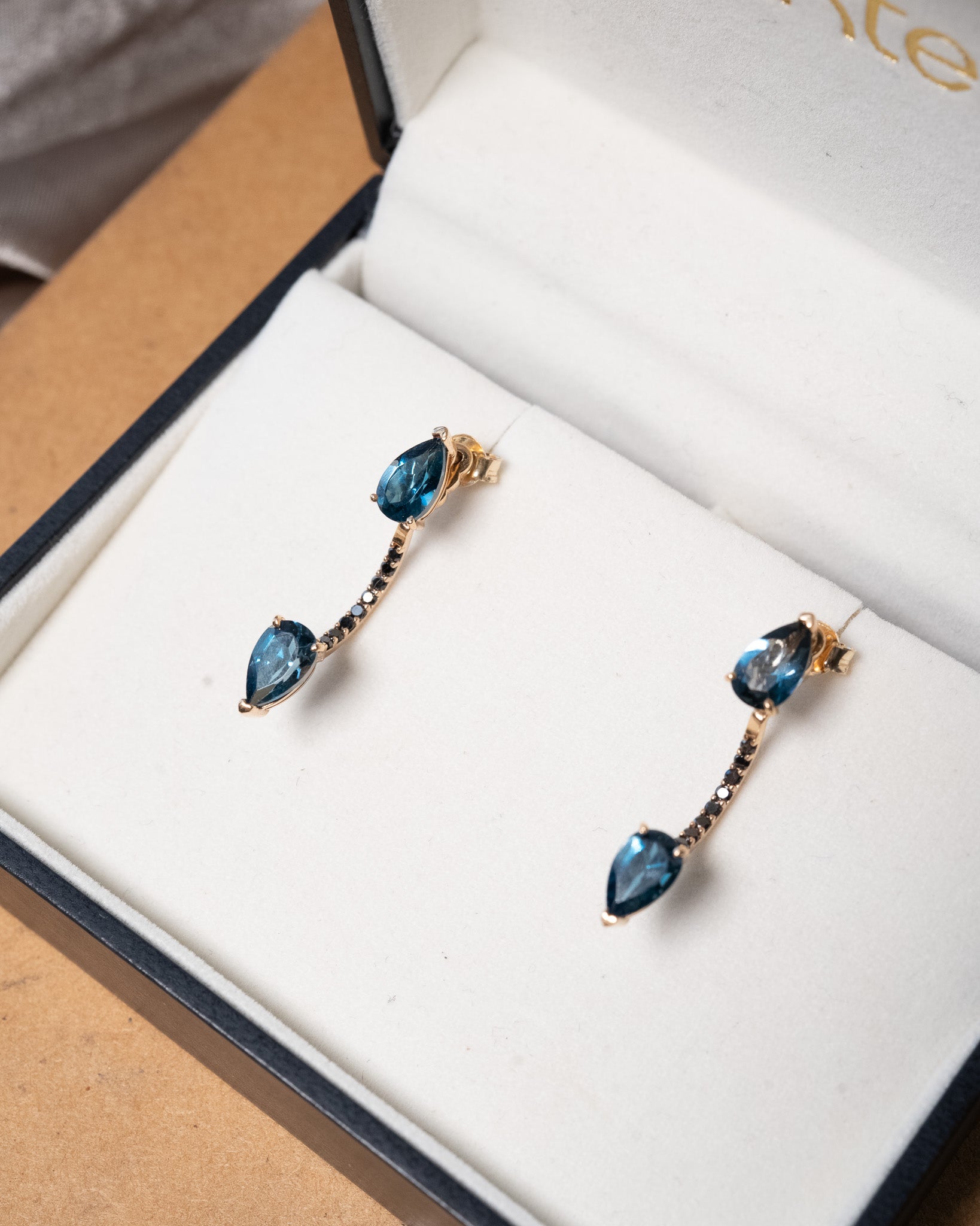 Brincos pendente Vivara em ouro rosê com diamantes e topázio London medem 3.0cm por 0.5cm e pesam 4.2g
