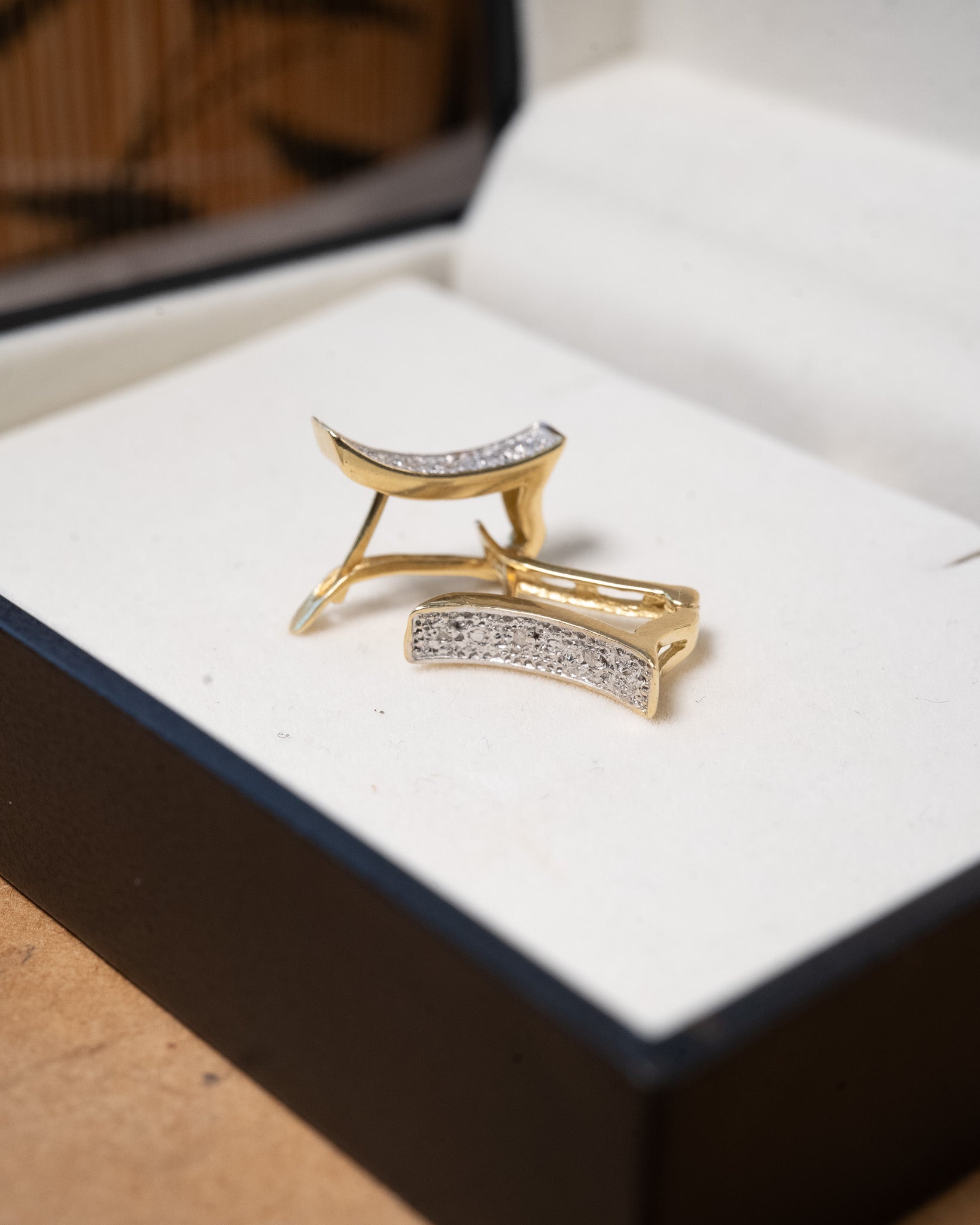 Brincos argola square em ouro amarelo com diamantes brancos de 0.01ct cada e 1.5cm de comprimento e 0.4cm de largura