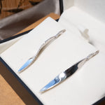 Brincos pendentes Vivara em ouro branco com diamantes. Peso 6.8g. Medem 5.2cm de comprimento e 0.5cm de largura.