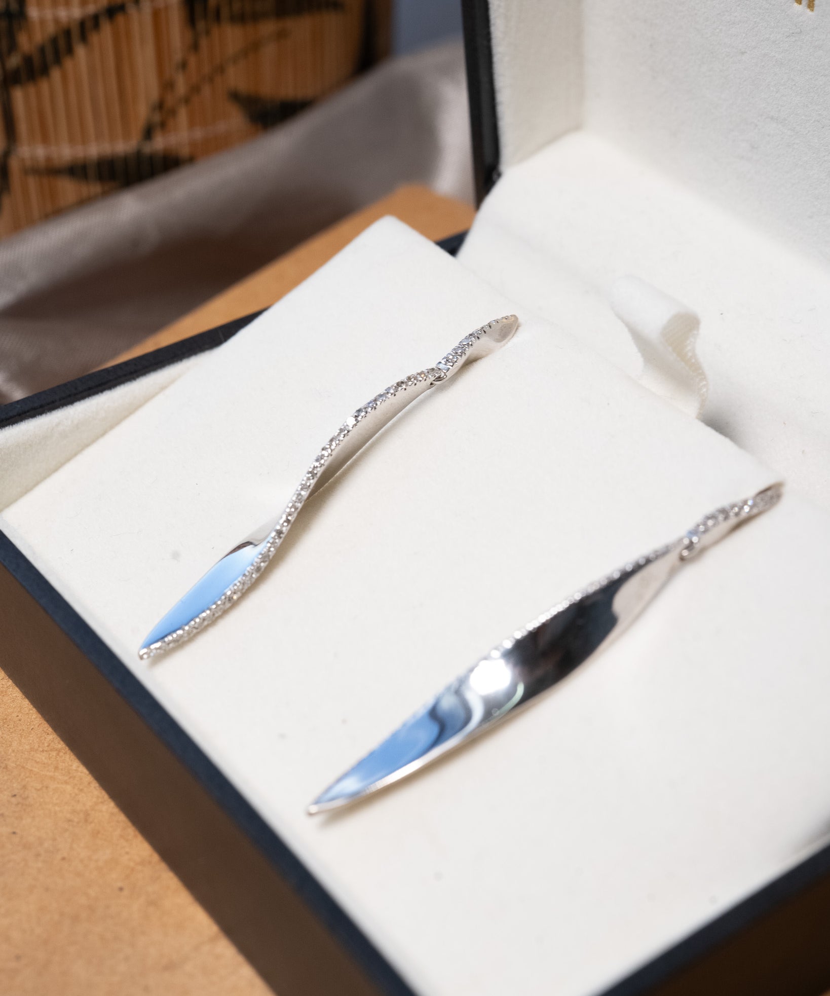 Brincos pendentes Vivara em ouro branco com diamantes. Peso 6.8g. Medem 5.2cm de comprimento e 0.5cm de largura.