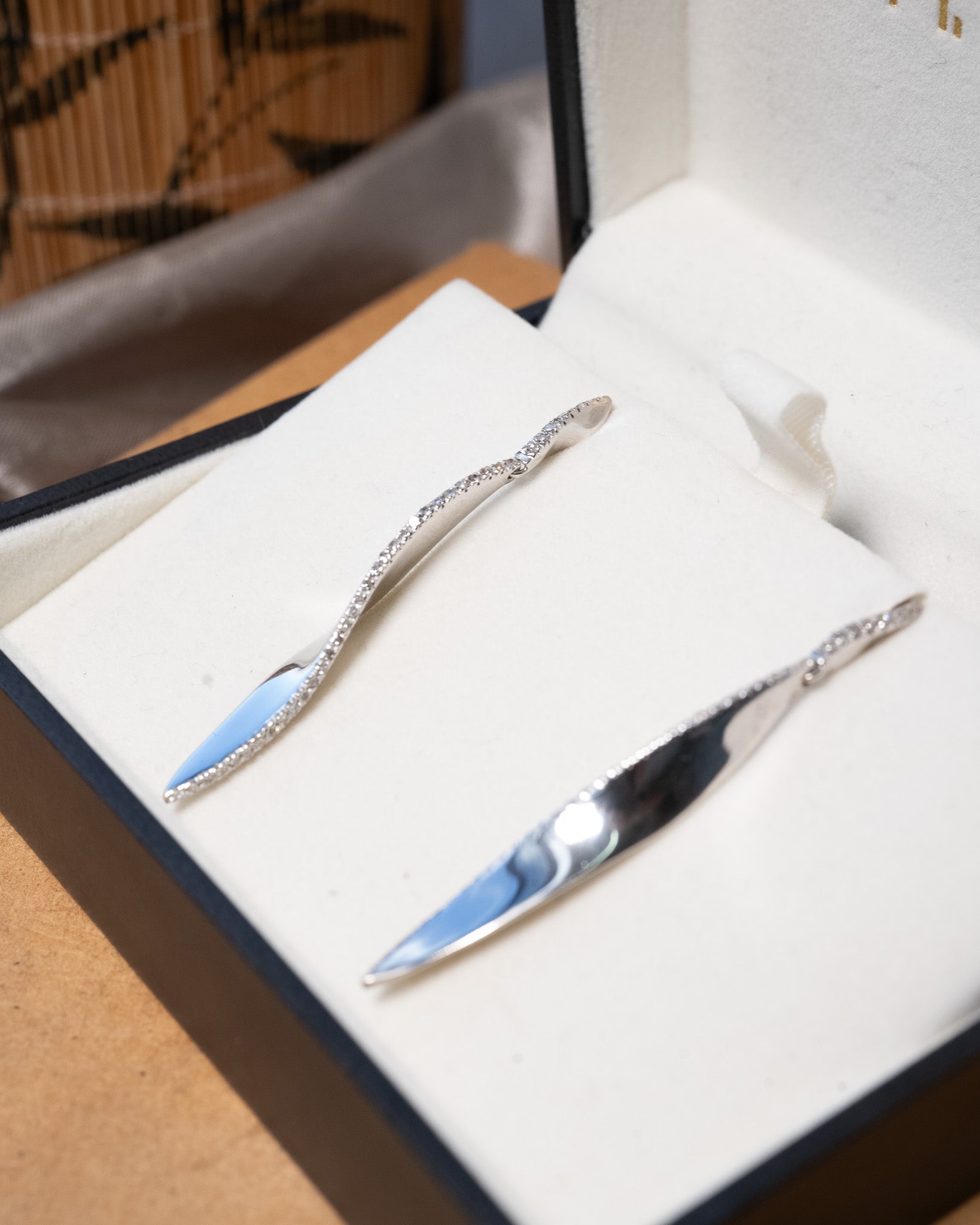 Brincos pendentes Vivara em ouro branco com diamantes. Peso 6.8g. Medem 5.2cm de comprimento e 0.5cm de largura.