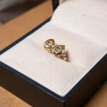 Brinco gota em ouro amarelo com dois diamantes brancos de 0.04ct cada.
