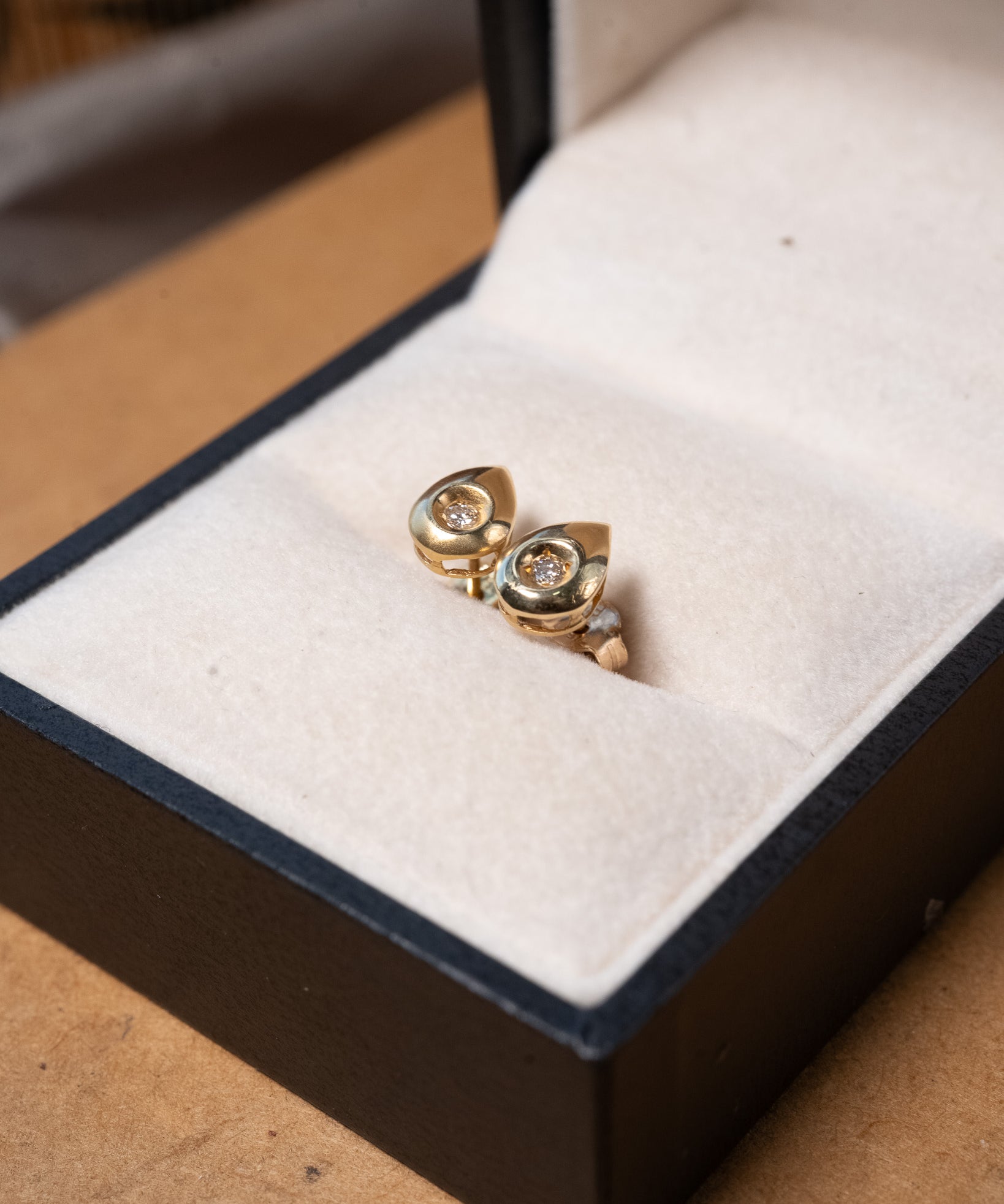 Brinco gota em ouro amarelo com dois diamantes brancos de 0.04ct cada.