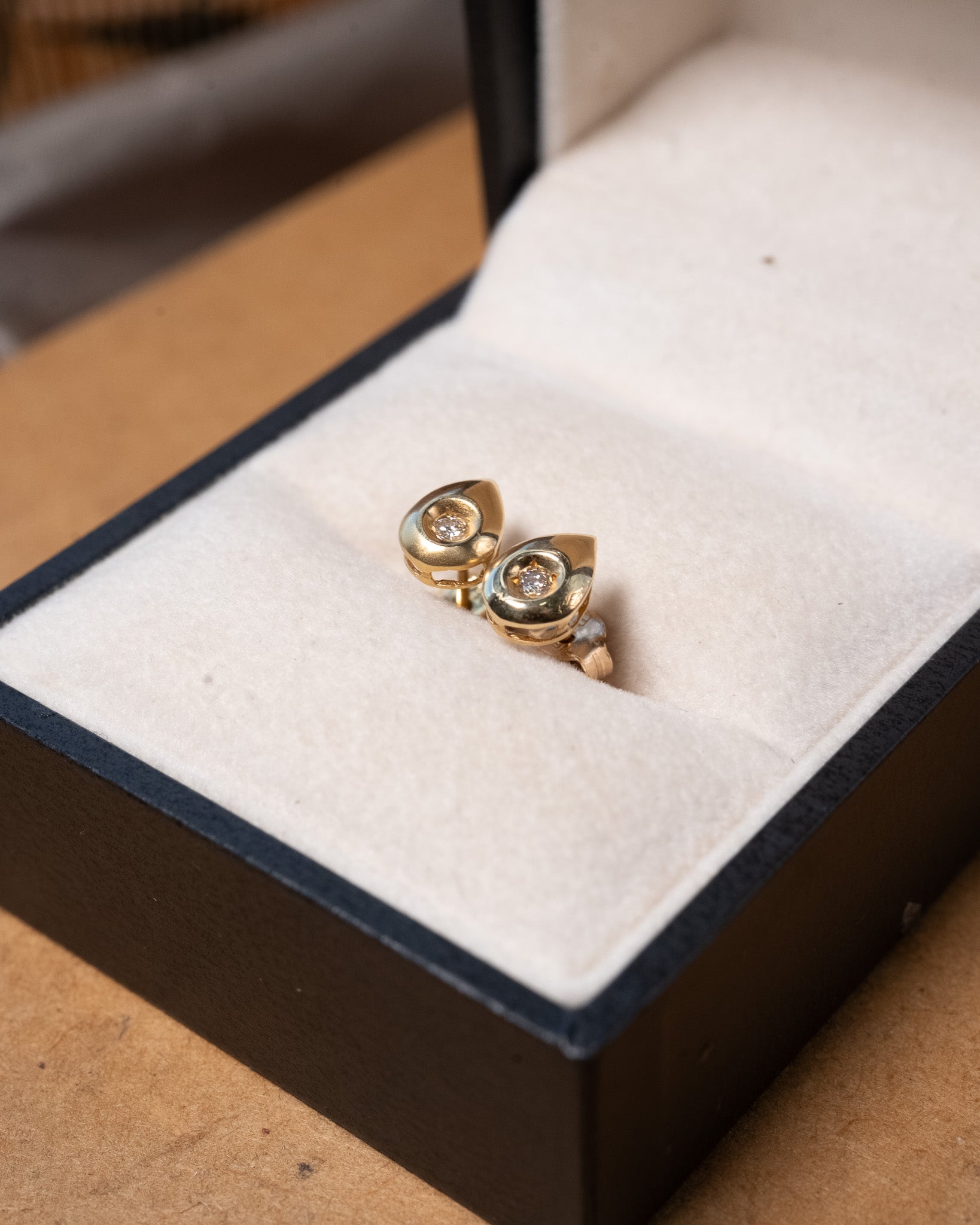 Brinco gota em ouro amarelo com dois diamantes brancos de 0.04ct cada.