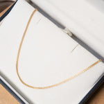 Colar cordão grummet delicado em ouro amarelo com 46cm de comprimento e 1mm de espessura.