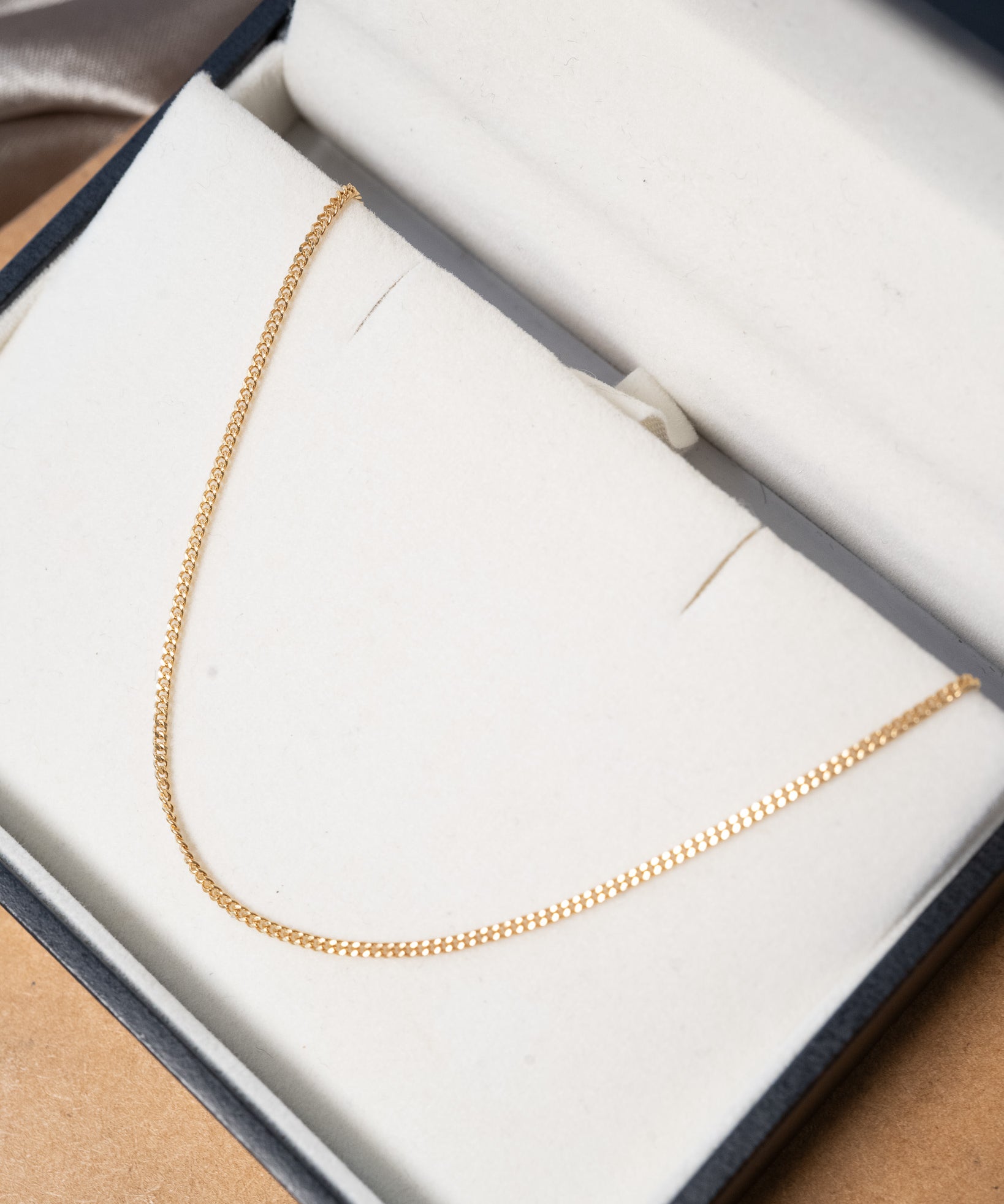 Colar cordão grummet delicado em ouro amarelo com 46cm de comprimento e 1mm de espessura.