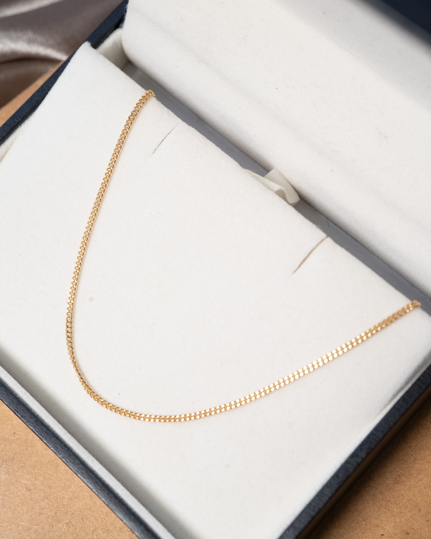 Colar cordão grummet delicado em ouro amarelo com 46cm de comprimento e 1mm de espessura.