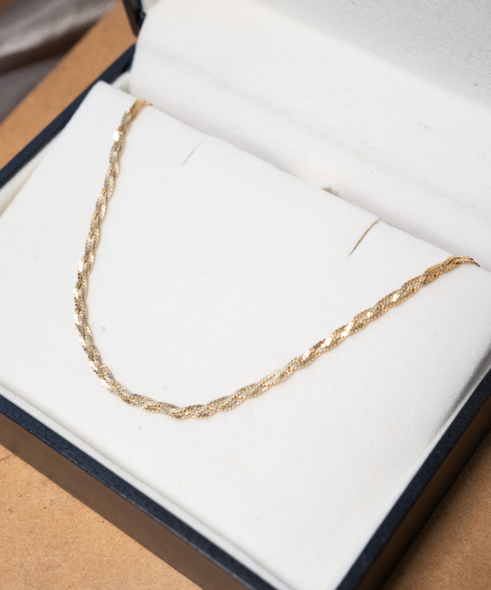 Colar cordão trançado em ouro amarelo com 41cm de comprimento e 2mm de espessura.