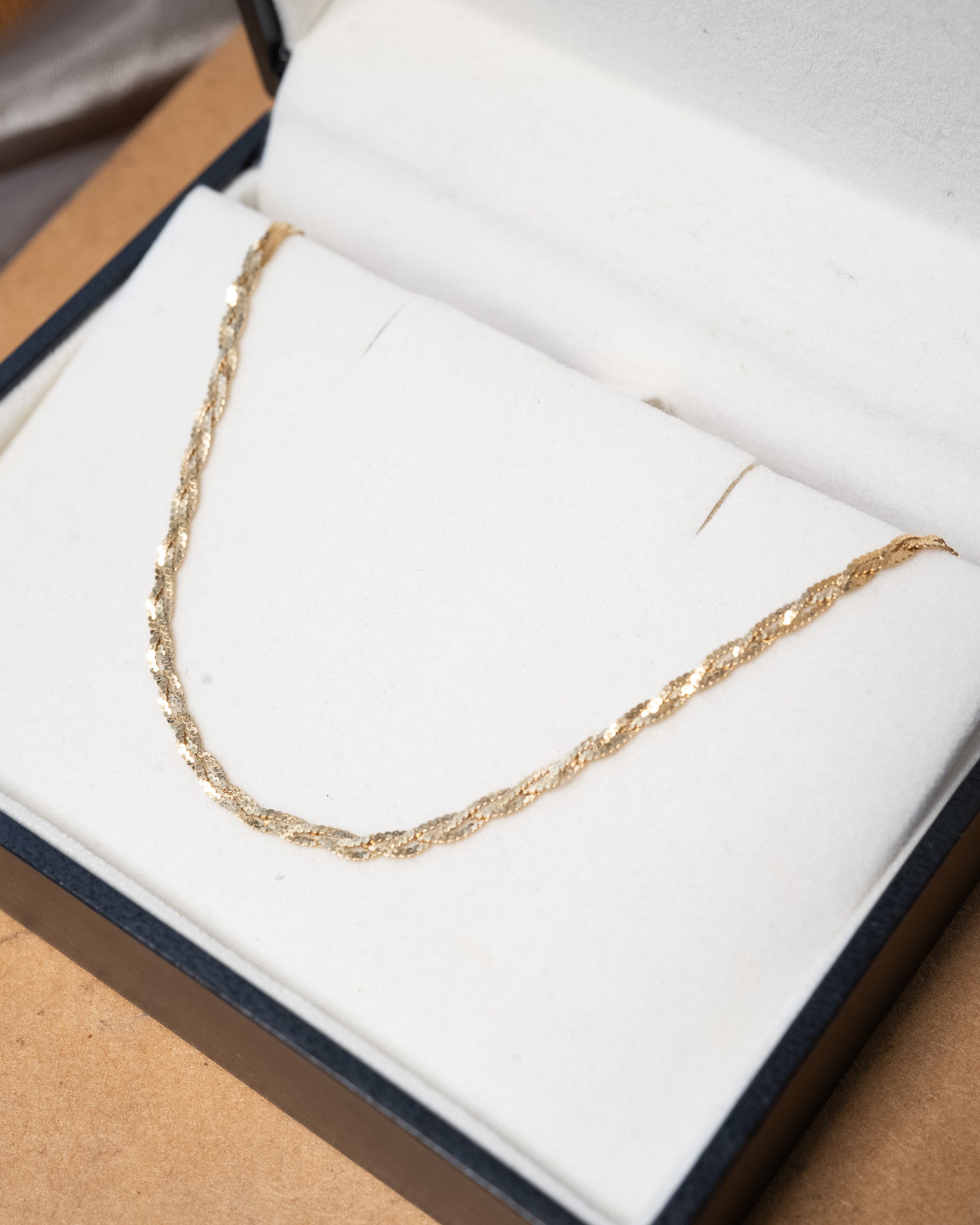 Colar cordão trançado em ouro amarelo com 41cm de comprimento e 2mm de espessura.