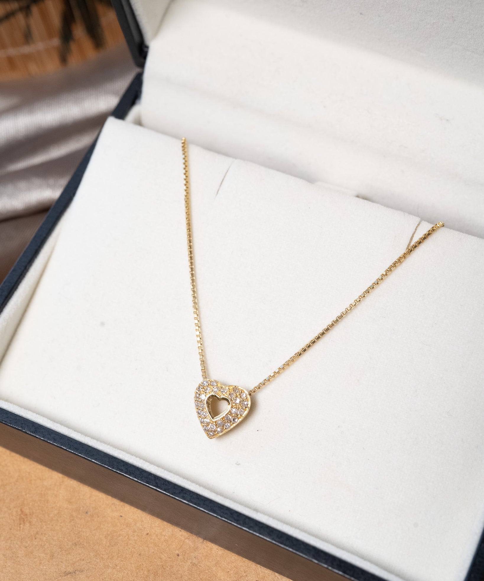 Colar cordão veneziana em ouro amarelo com pingente de coração e diamantes.
