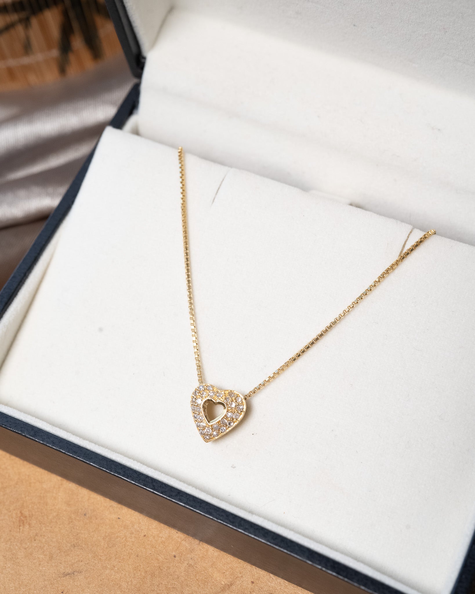 Colar cordão veneziana em ouro amarelo com pingente de coração e diamantes.