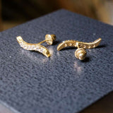 Brinco Stud Sutil Em Ouro Amarelo E Safiras