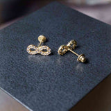 Brincos Stud Infinito Em Ouro Amarelo E Safiras